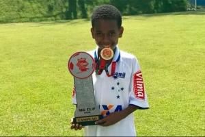 爽文剧本！埃斯特旺10岁签约耐克，16岁踢巴甲身价初始定价1000万