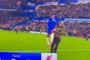 伤势加重😅哈托赛后庆祝飞撞帕尔默，球迷：他要多伤一个月了