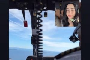 亚马尔与女友在克罗地亚度假，吐槽女友坐直升机5分钟就晕机